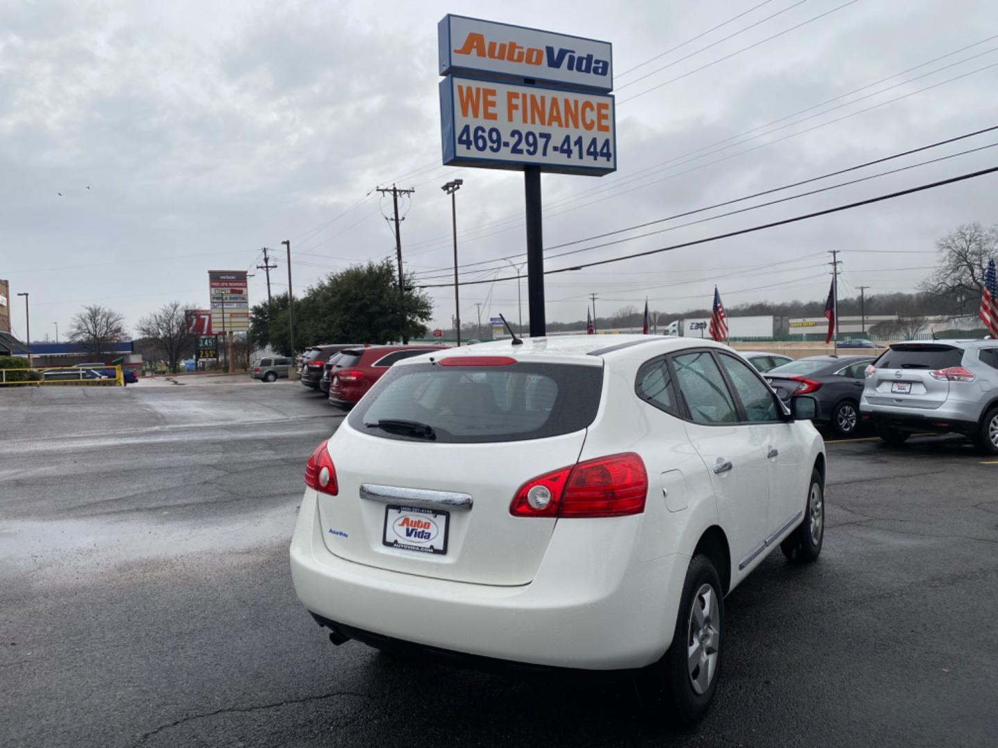 2015 WHITE Nissan Rogue Select S 2WD (JN8AS5MT2FW) with an 2.5L L4 DOHC 16V engine, Continuously Variable Transmission transmission, located at 420 I-35E, Lancaster, TX, 75146, (469) 297-4144, 32.593929, -96.823685 - Photo#2